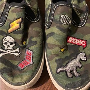 Children’s place size 1 slip on shoe. 🎉